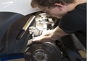 Bremsanlagen prüfen und erneuern